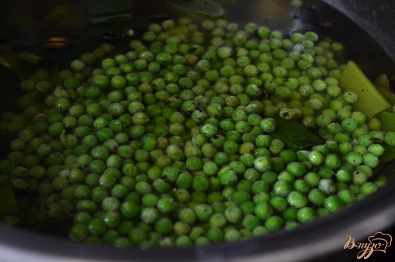 Фото приготовление рецепта: Крем-суп из лука порея с зеленым горошком шаг №3
