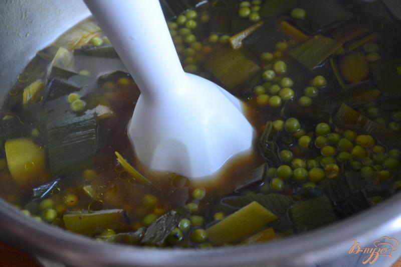 Фото приготовление рецепта: Крем-суп из лука порея с зеленым горошком шаг №4