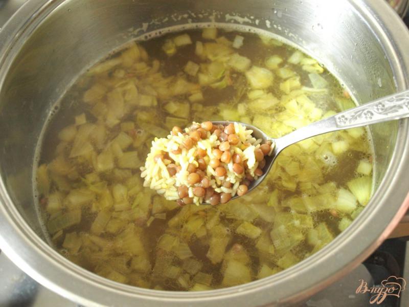 Фото приготовление рецепта: Рисовый суп с чечевицей и томатами шаг №3