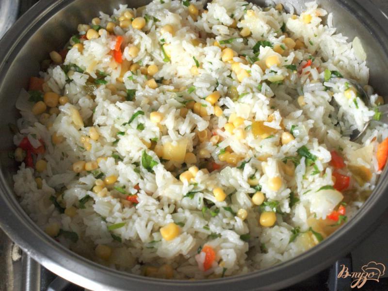 Фото приготовление рецепта: Форель запечённая в горчичном соусе и рисовый гарнир с перцами и кукурузой шаг №6