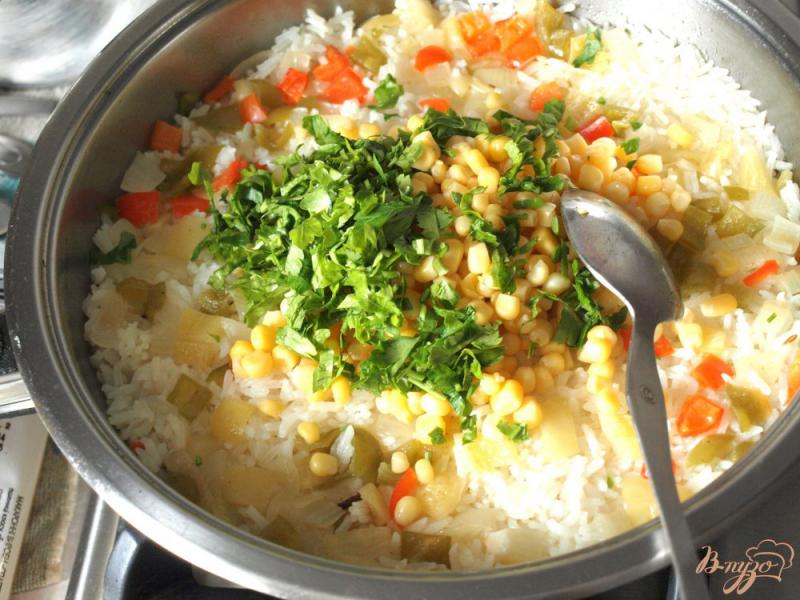 Фото приготовление рецепта: Форель запечённая в горчичном соусе и рисовый гарнир с перцами и кукурузой шаг №5