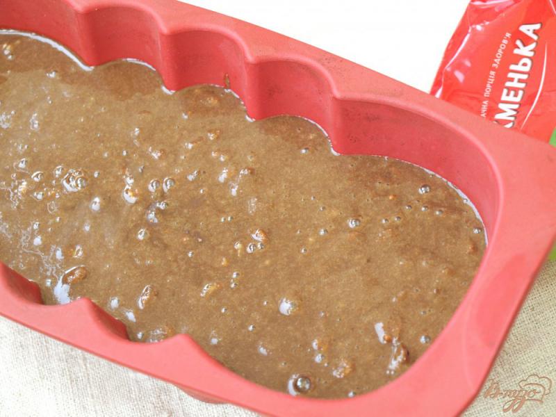 Фото приготовление рецепта: Постный шоколадный манник с изюмом и орехами шаг №4