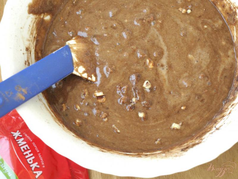 Фото приготовление рецепта: Постный шоколадный манник с изюмом и орехами шаг №3