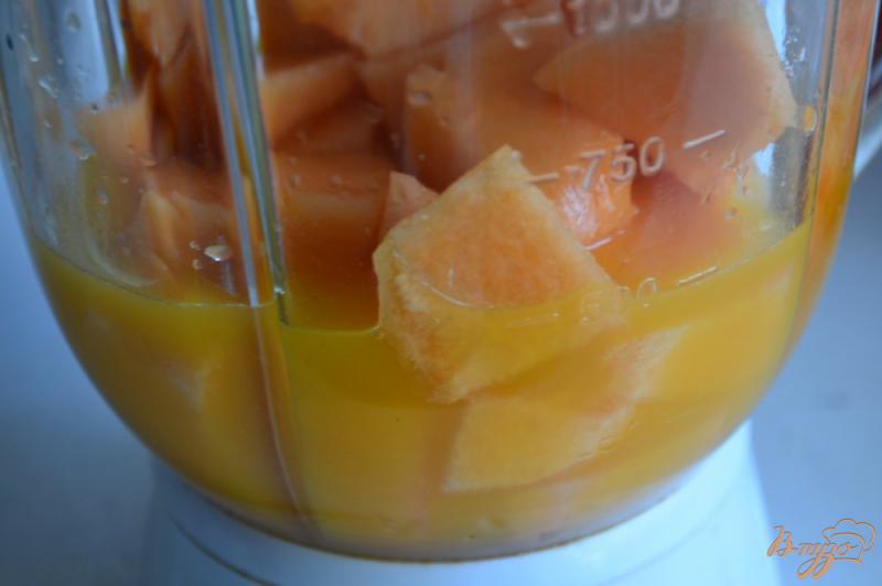 Фото приготовление рецепта: Апельсиново-дынный коктейль с водкой шаг №2