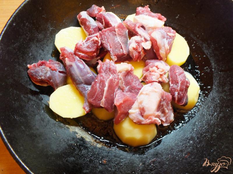 Фото приготовление рецепта: Картофель с говядиной в духовке шаг №4