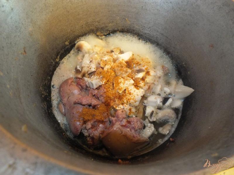 Фото приготовление рецепта: Печень куриная с грибами и гречкой шаг №5