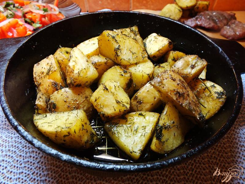 Фото приготовление рецепта: Картофель запеченный в специях и травах шаг №7