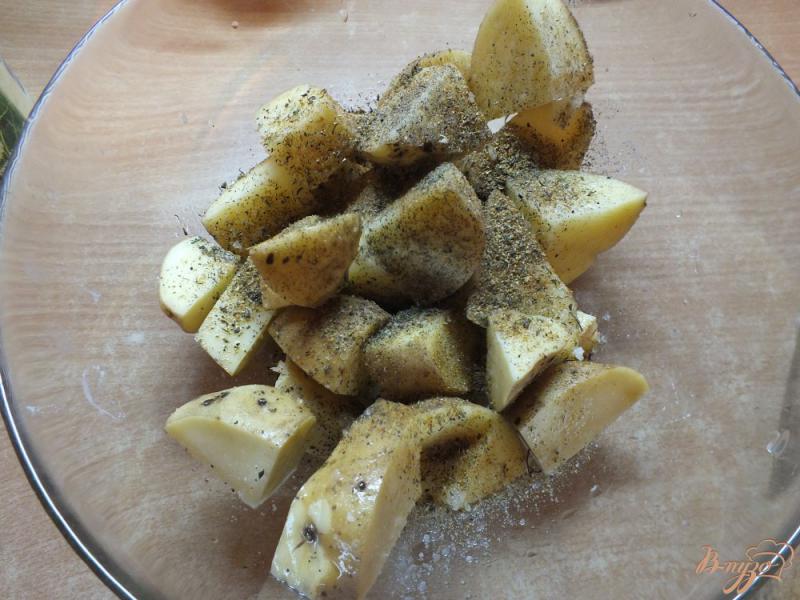 Фото приготовление рецепта: Картофель запеченный в специях и травах шаг №4
