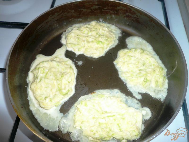 Фото приготовление рецепта: Картофельно-кабачковые оладьи шаг №3