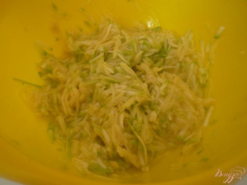 Фото приготовление рецепта: Картофельно-кабачковые оладьи шаг №2