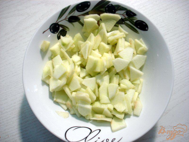 Фото приготовление рецепта: Сельдь со сметаной и яблоком шаг №6