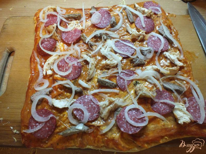Фото приготовление рецепта: Пицца с мясным ассорти и дор-блю шаг №14