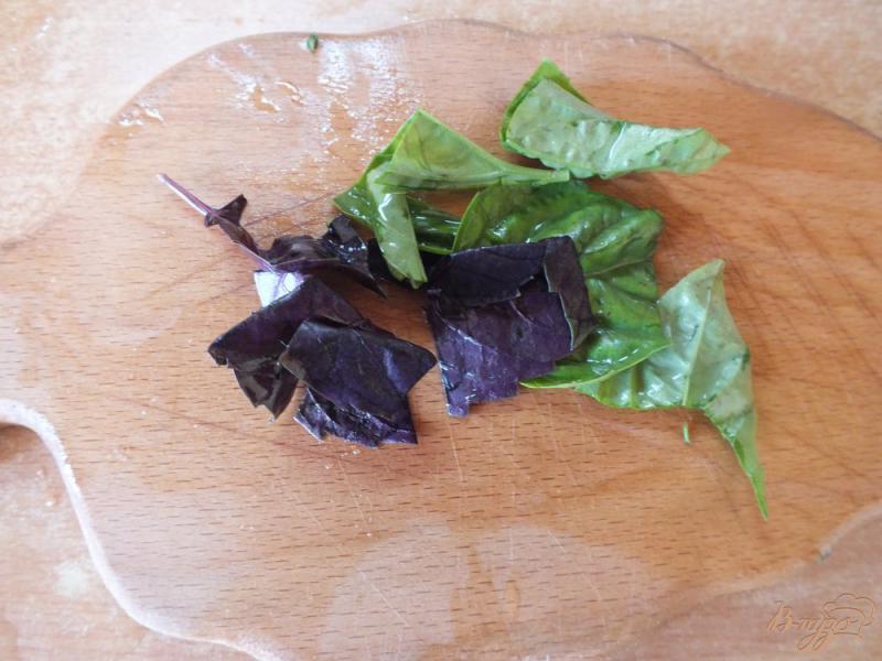 Фото приготовление рецепта: Салат со свежими розмарином и тимьяном шаг №4