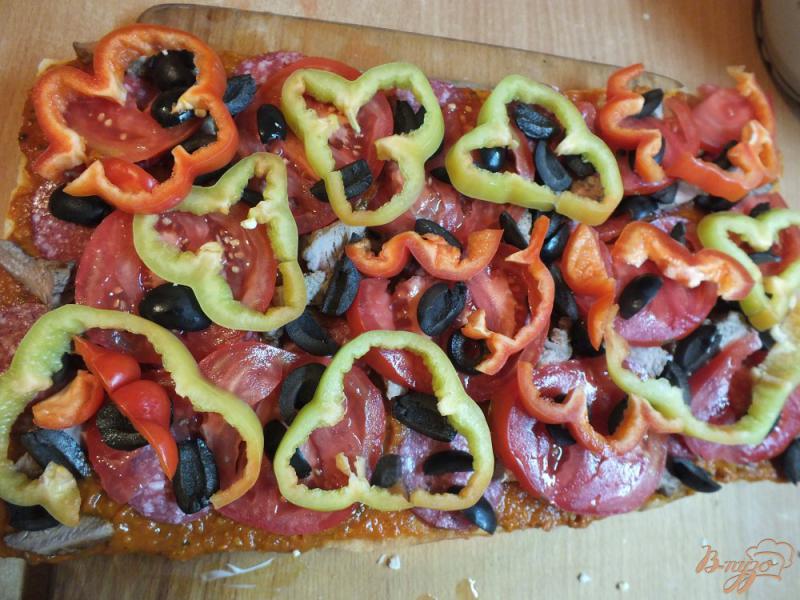 Фото приготовление рецепта: Пицца с салями, говядиной и болгарским перцем шаг №11