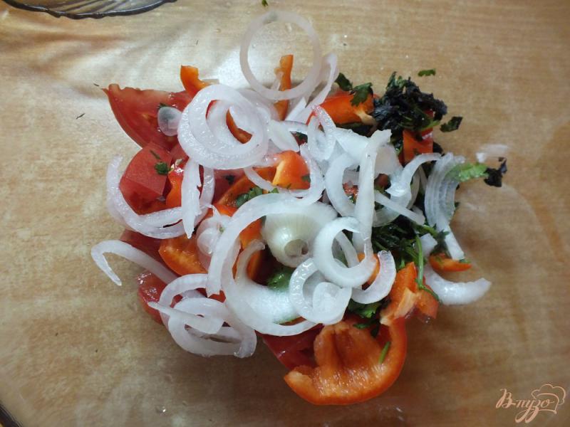 Фото приготовление рецепта: Салат с реганом и салатным луком шаг №6