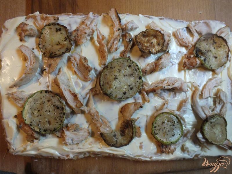 Фото приготовление рецепта: Пицца грибная с печеной курицей и сыром дор-блю шаг №13