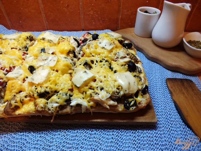 Фото приготовление рецепта: Пицца грибная с печеной курицей и сыром дор-блю шаг №18