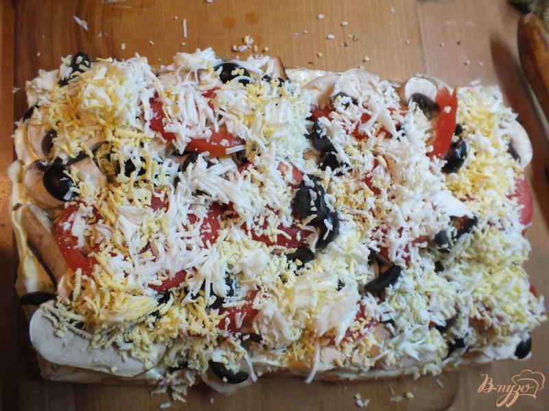 Фото приготовление рецепта: Пицца грибная с печеной курицей и сыром дор-блю шаг №15