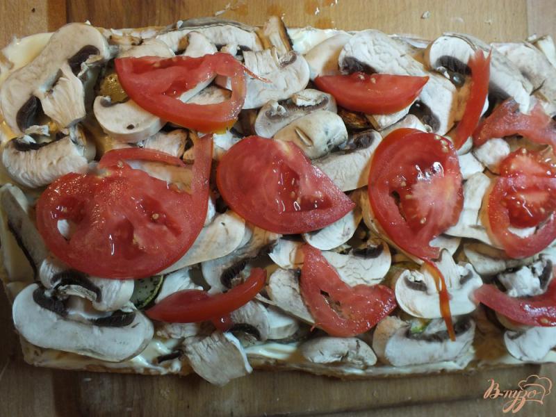 Фото приготовление рецепта: Пицца грибная с печеной курицей и сыром дор-блю шаг №14