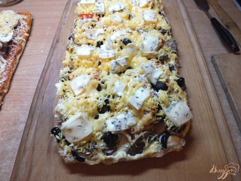 Фото приготовление рецепта: Пицца грибная с печеной курицей и сыром дор-блю шаг №17