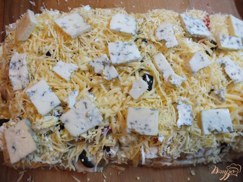 Фото приготовление рецепта: Пицца грибная с печеной курицей и сыром дор-блю шаг №16