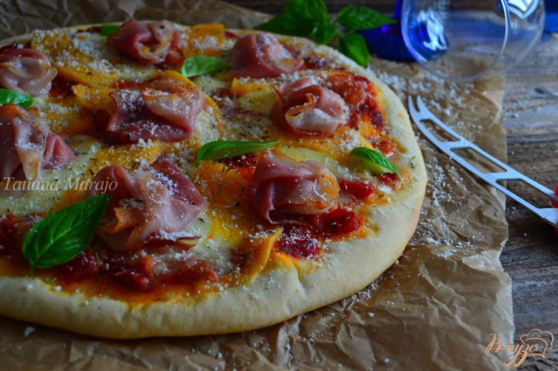 Фото приготовление рецепта: Пицца с сухой ветчиной, кусочками дыни и моцареллой шаг №4