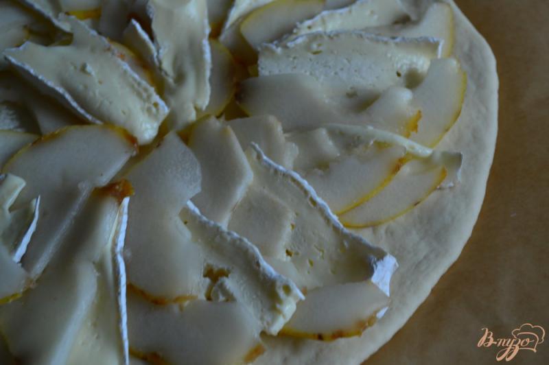 Фото приготовление рецепта: Пицца с грушей и сыром Камамбер шаг №3