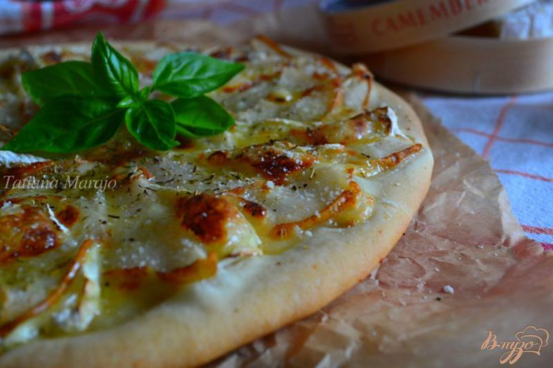 Фото приготовление рецепта: Пицца с грушей и сыром Камамбер шаг №5