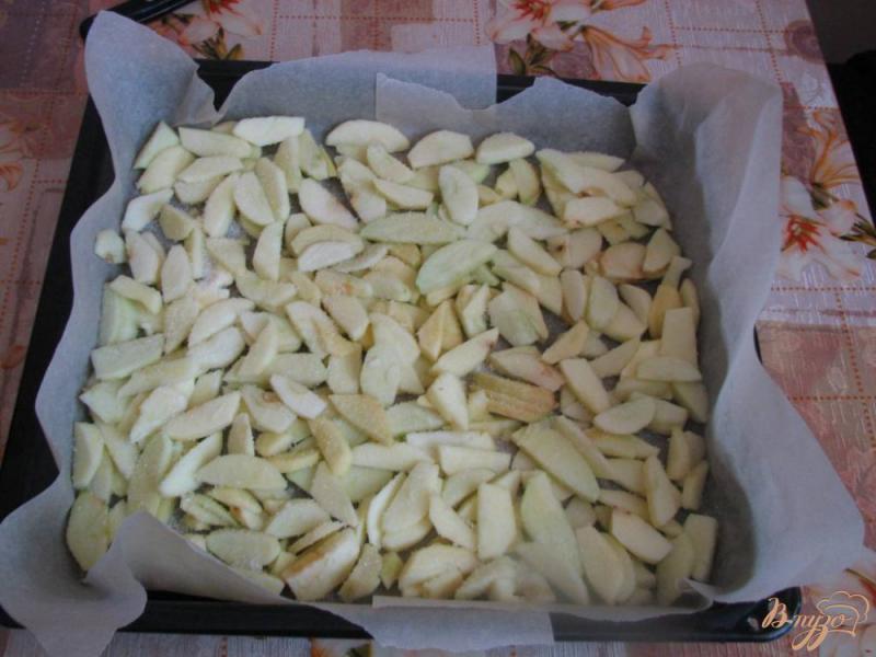Фото приготовление рецепта: Яблочный бисквитный пирог шаг №3