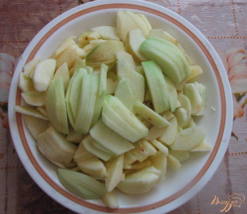 Фото приготовление рецепта: Яблочный бисквитный пирог шаг №2