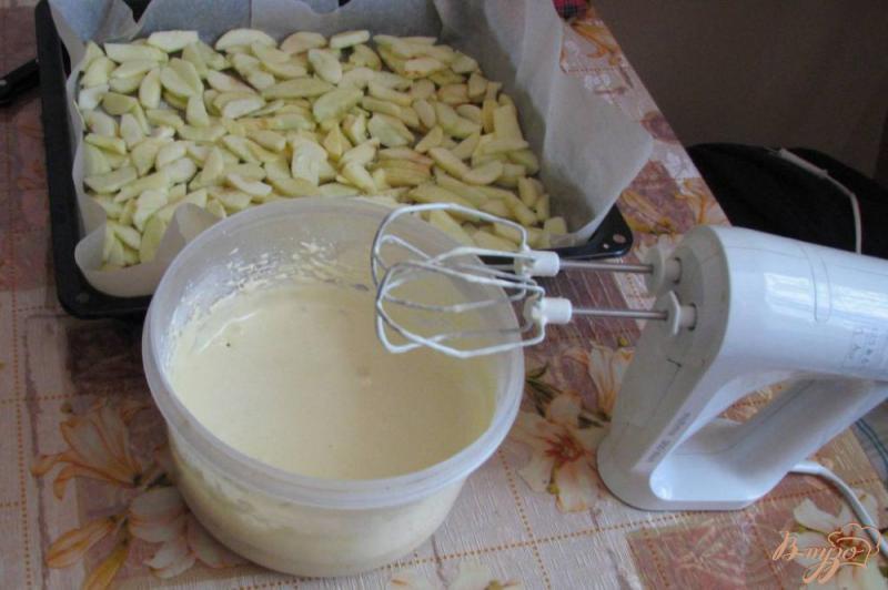 Фото приготовление рецепта: Яблочный бисквитный пирог шаг №4