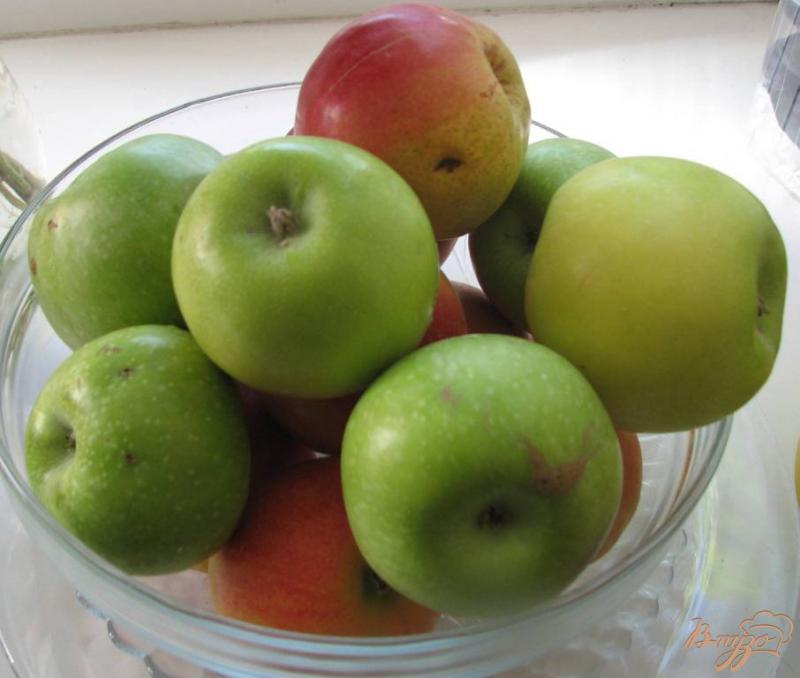 Фото приготовление рецепта: Яблочный бисквитный пирог шаг №1
