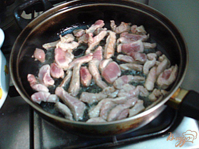 Фото приготовление рецепта: Опята со свининой в сметанном соусе шаг №7