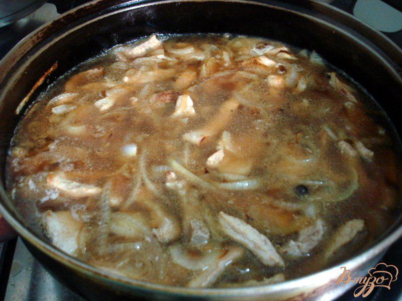 Фото приготовление рецепта: Опята со свининой в сметанном соусе шаг №8