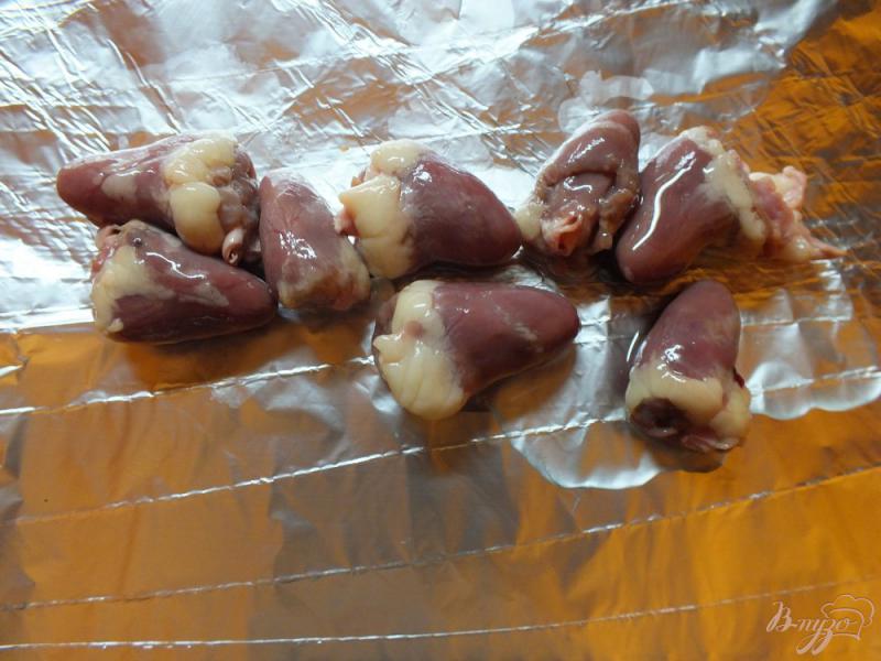 Фото приготовление рецепта: Куриные сердечки с кабачком и свежим розмарином шаг №2