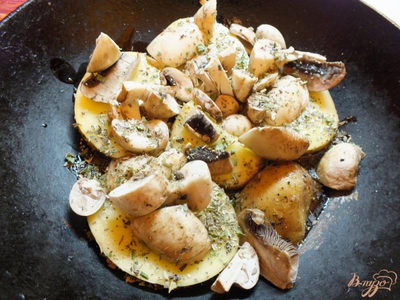 Фото приготовление рецепта: Картофель в шкурке с грибами шаг №4