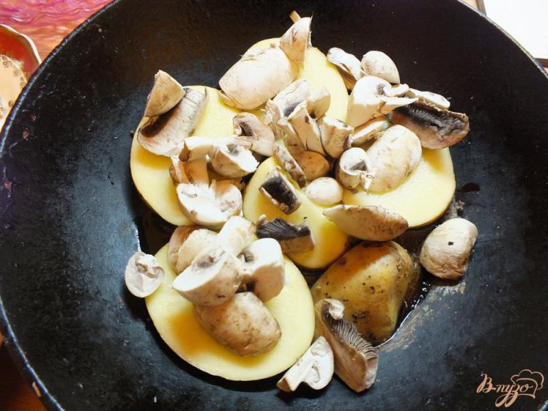 Фото приготовление рецепта: Картофель в шкурке с грибами шаг №3