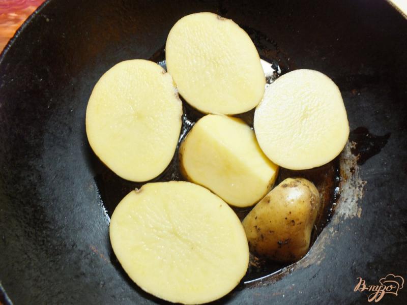 Фото приготовление рецепта: Картофель в шкурке с грибами шаг №2