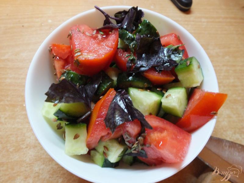 Фото приготовление рецепта: Салат овощной с сыром Дор-Блю шаг №6