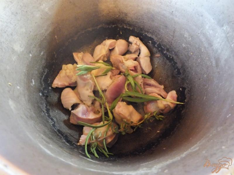 Фото приготовление рецепта: Желудки с розмарином и свежим базиликом шаг №4