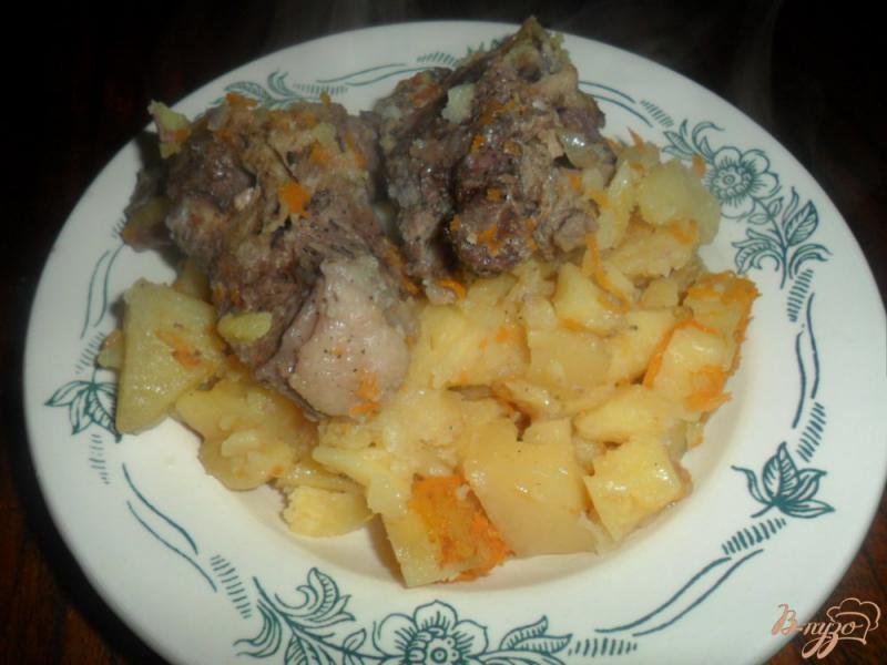 Фото приготовление рецепта: Тушенная картофель с свиными ребрами шаг №6