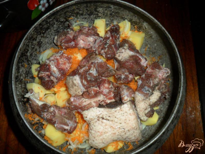 Фото приготовление рецепта: Тушенная картофель с свиными ребрами шаг №3