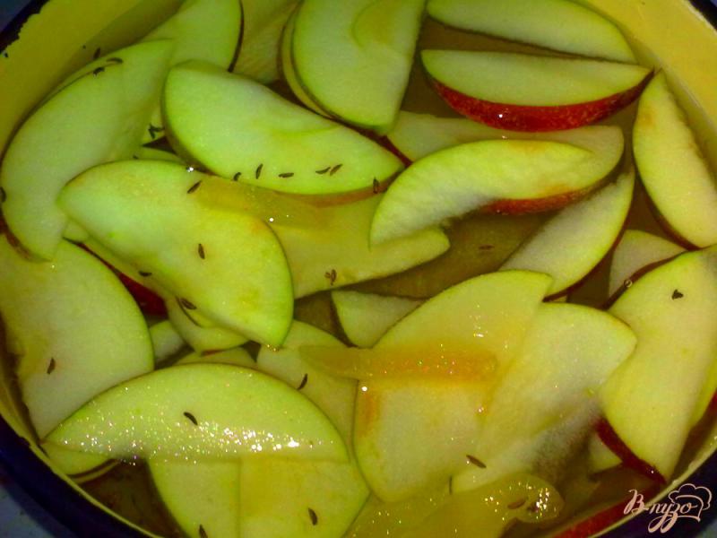Фото приготовление рецепта: Компот яблочный с имбирем и тмином шаг №4