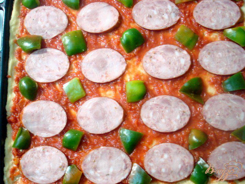 Фото приготовление рецепта: Пицца на творожно-кефирном тесте шаг №11