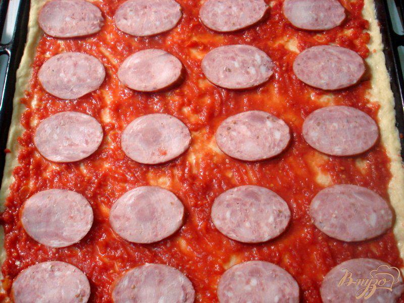 Фото приготовление рецепта: Пицца на творожно-кефирном тесте шаг №10