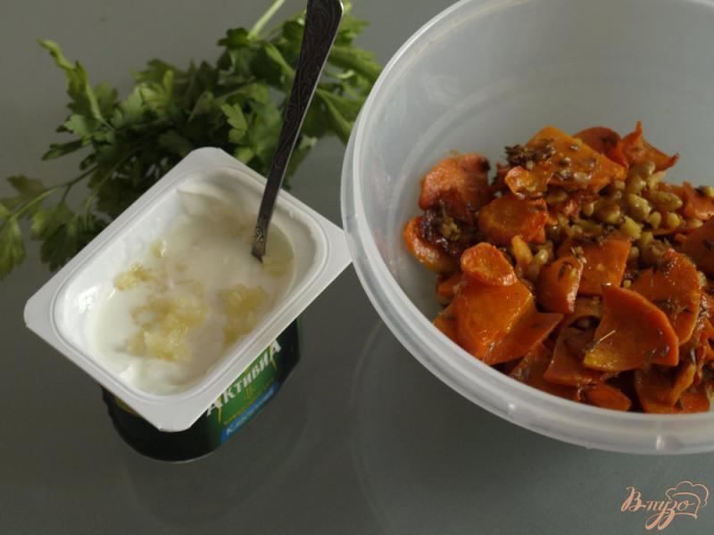 Фото приготовление рецепта: Морковный салат с йогуртовой заправкой по-турецки шаг №3