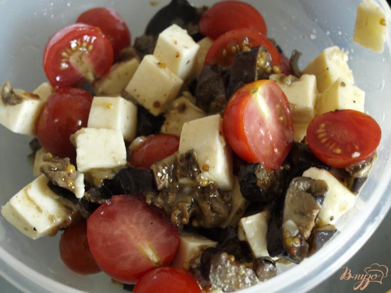 Фото приготовление рецепта: Салат из запечённых баклажанов с брынзой и помидорами шаг №5