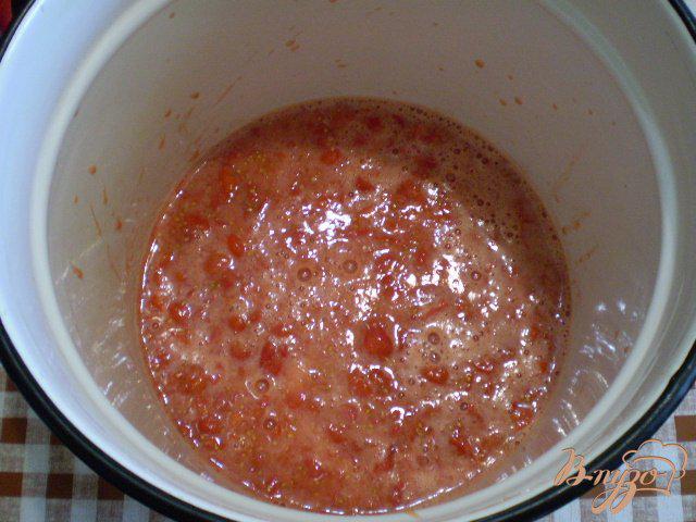 Фото приготовление рецепта: Горький перец в томате с чесноком и зеленью шаг №2