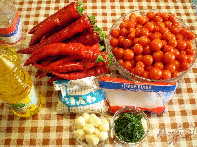 Фото приготовление рецепта: Горький перец в томате с чесноком и зеленью шаг №1