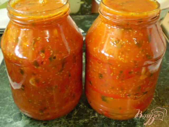 Фото приготовление рецепта: Горький перец в томате с чесноком и зеленью шаг №8